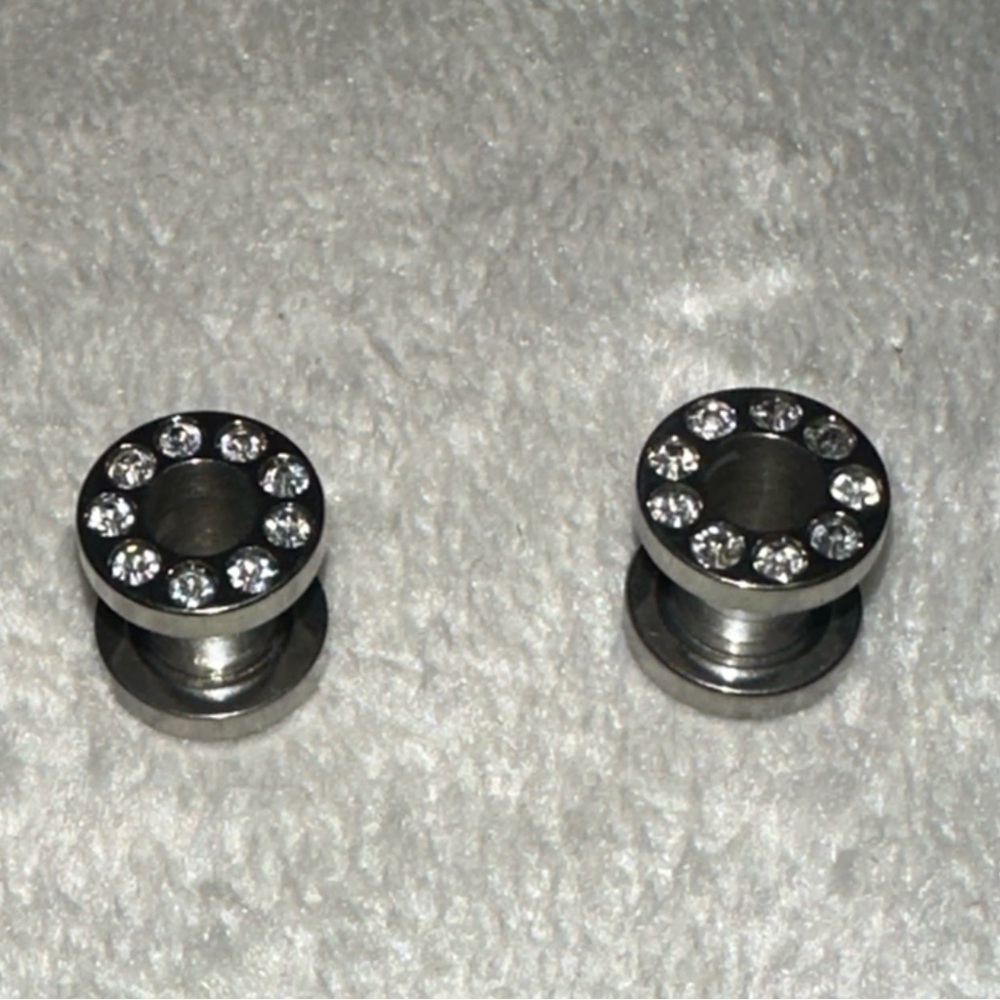 New 6 mm Ear Plugs piercings Earrings lobes never worn